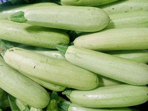 云南小瓜怎么切块吃的视频,轻松解锁美味新吃法