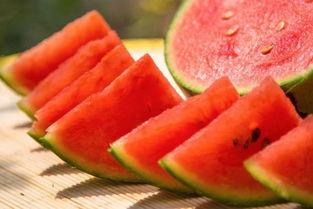 开封小伙吃瓜视频,揭秘街头美食背后的故事