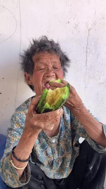 妈妈吃瓜的视频,欢乐瞬间，温馨日常